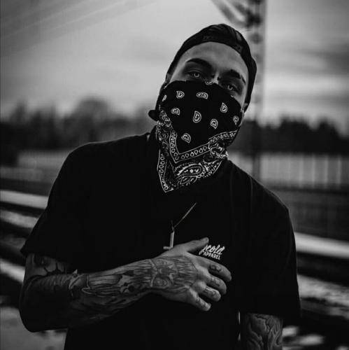 تو عاشق رنگای روشنی که پیرهن سفید تن میکنم