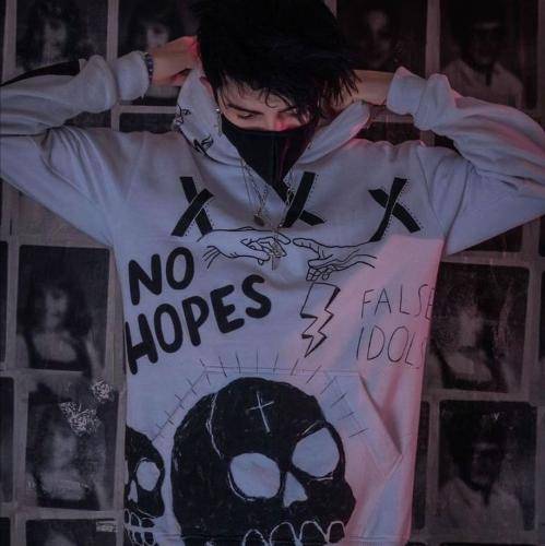 شده الان صبح شنبه دورت الان پُر شمعه