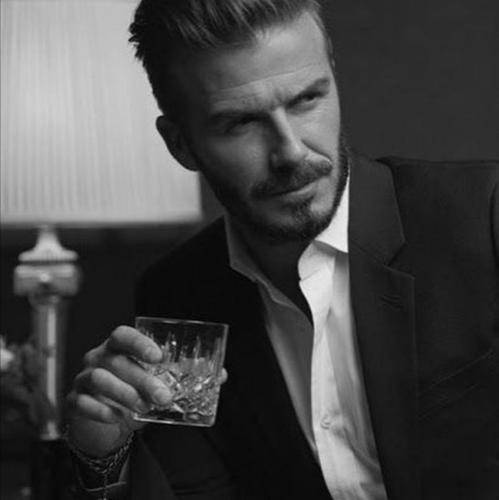 هی اشک ها میخواد بریزه من پلک میزنم و میخندم