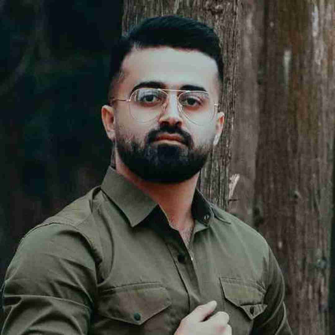 رضا علیزاده با هر کی بووشی درگیر تی پشت درمه مثل شیر
