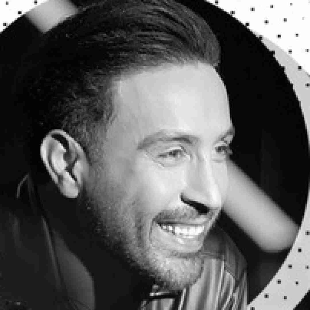 احمد سلو لبخندمو دوست داشت میگفت که اخم کنم