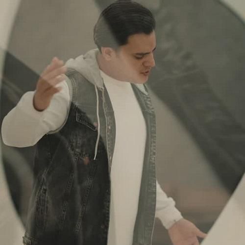 دانلود آهنگ چشام دیه تار میبینه دنیا رو سرم خراوه از رامین کرمی