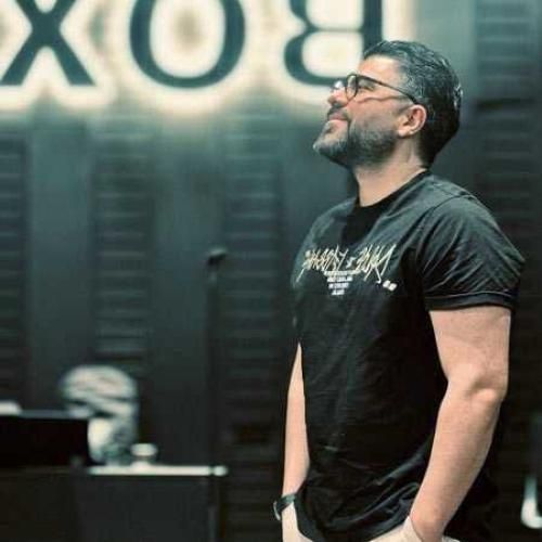 دانلود آهنگ گلدون توی طاقچه یه فرشته ی تک و تنها چه زیبا از حامد همایون